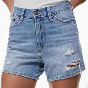 LEVI’S 80s Mom Jean Short Size 24